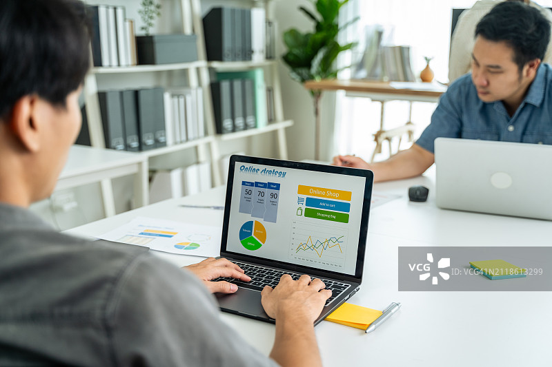 商务人士在办公室使用笔记本电脑工作的特写图片素材