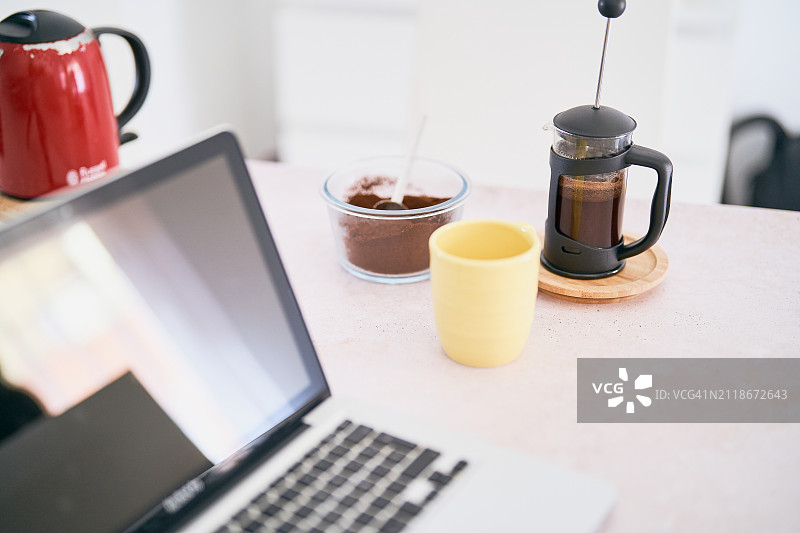 远程办公期间的咖啡休息图片素材