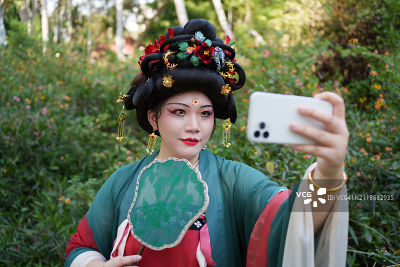 身穿汉服自拍的女人图片素材