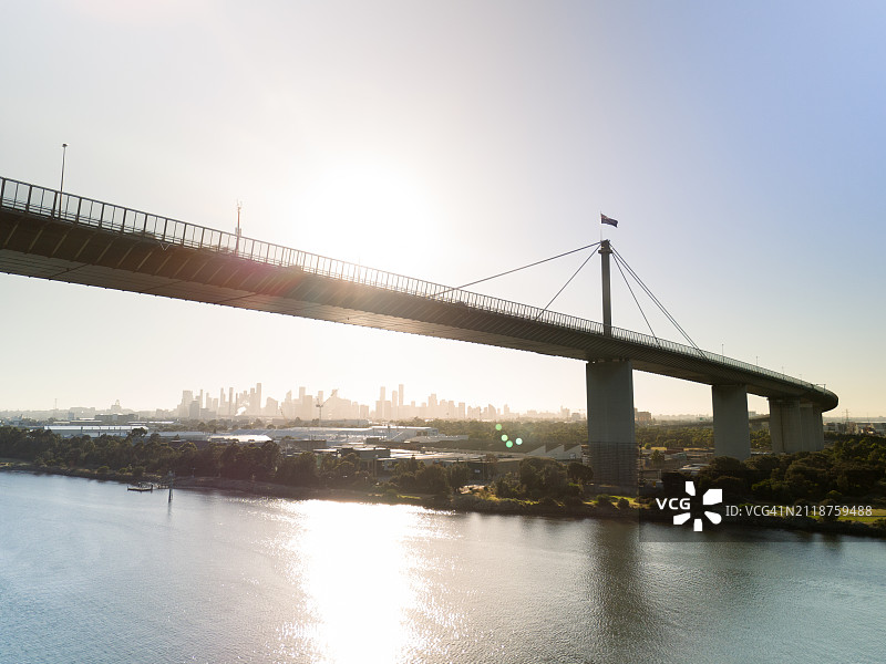墨尔本天际线背景下的韦斯特盖特大桥澳大利亚国旗航拍图片素材