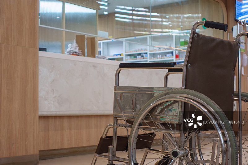 停在医院的空轮椅图片素材