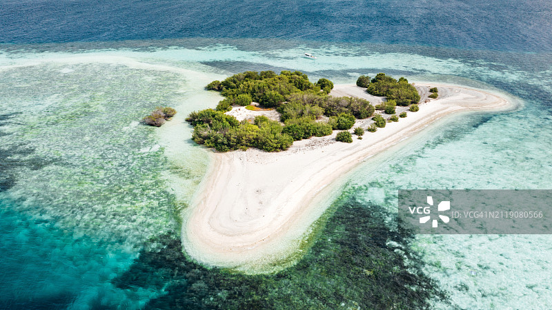 印度尼西亚科莫多国家公园岛屿小海滩环礁无人机视角图片素材