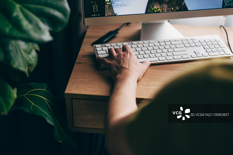 戴耳机的男人玩电子游戏图片素材