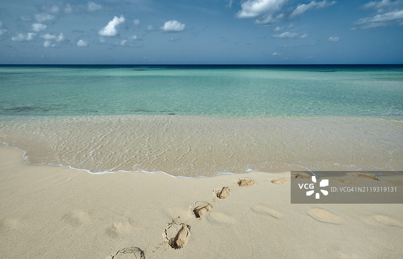 有脚印的热带天空与大海图片素材