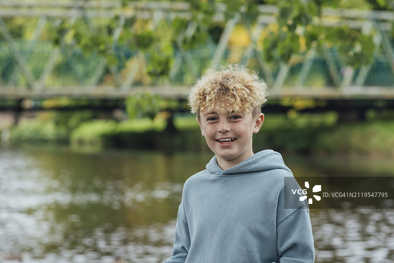 在河边微笑的男孩图片素材