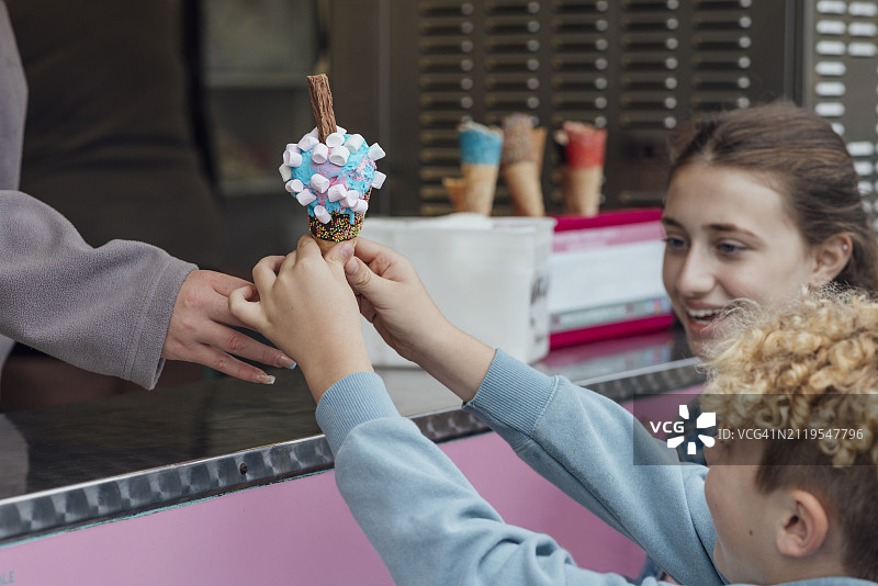 冰淇淋的幸福感图片素材