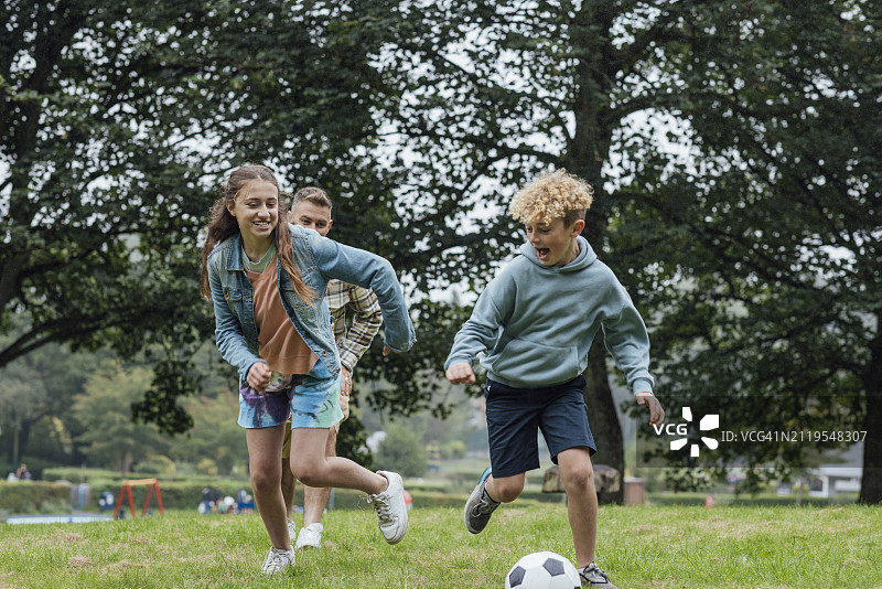 家庭踢足球图片素材