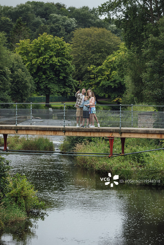 在桥上自拍图片素材