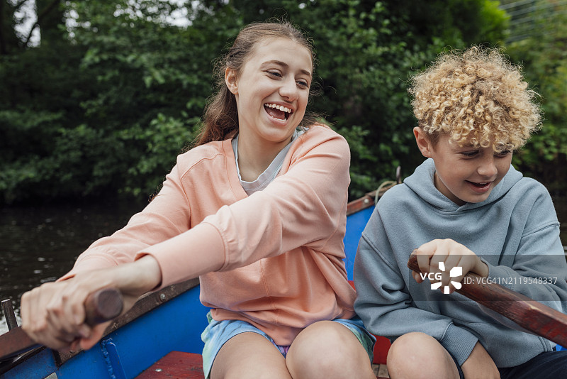 河边嬉戏的兄妹图片素材