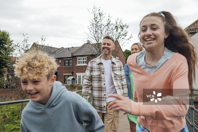 快乐家庭散步图片素材