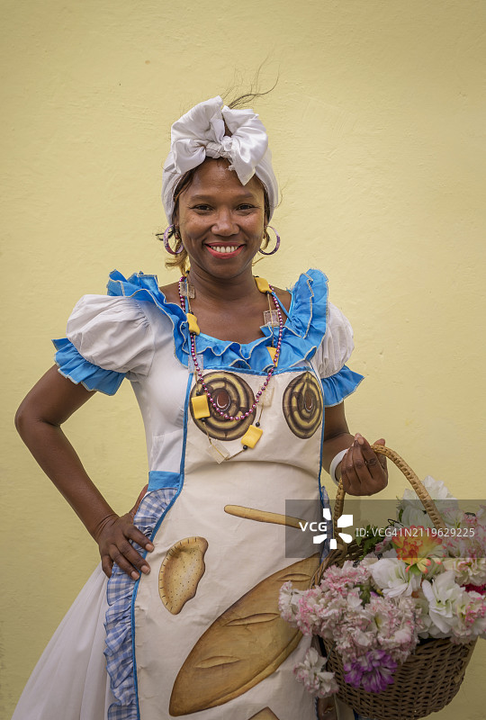 古巴：身着传统服装的哈瓦那老城古巴妇女图片素材