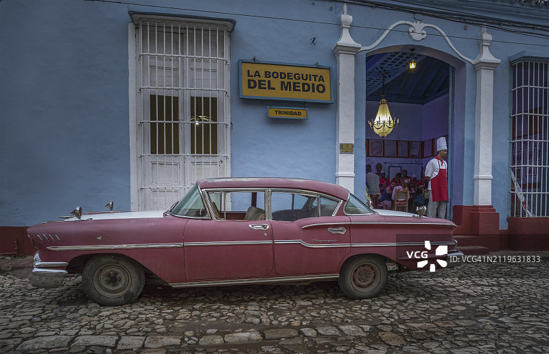 古巴特立尼达的复古汽车图片素材
