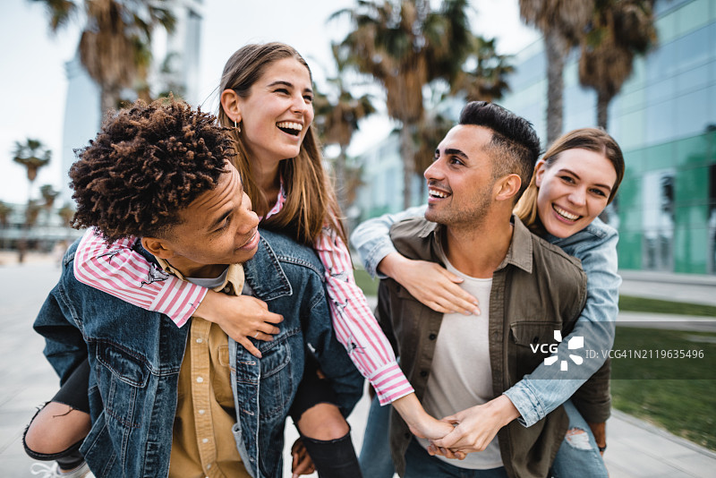 在巴塞罗内塔拥抱的朋友们图片素材