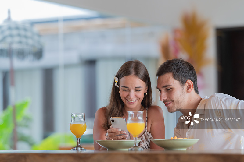 情侣在巴厘岛度假图片素材