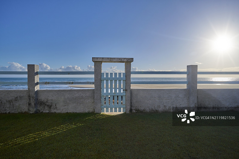 海边的蓝色门图片素材