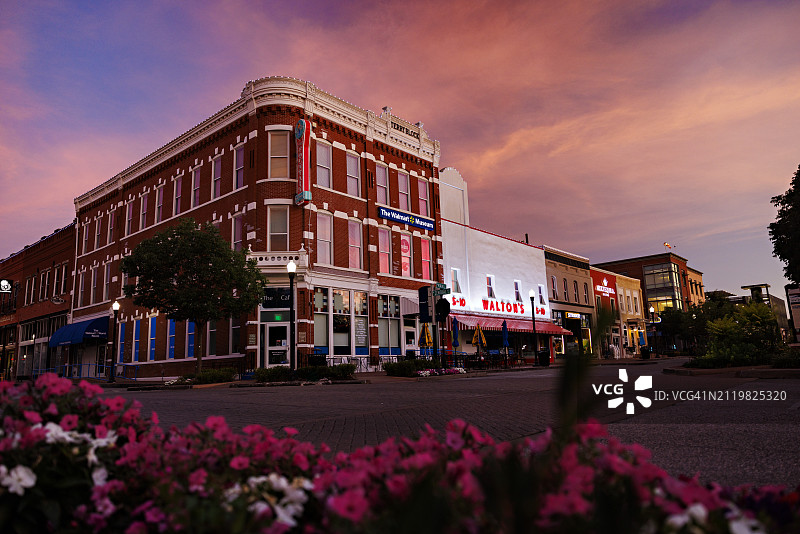 阿肯色州本顿维尔市中心沃尔玛博物馆和沃尔顿5-10商店旧址图片素材