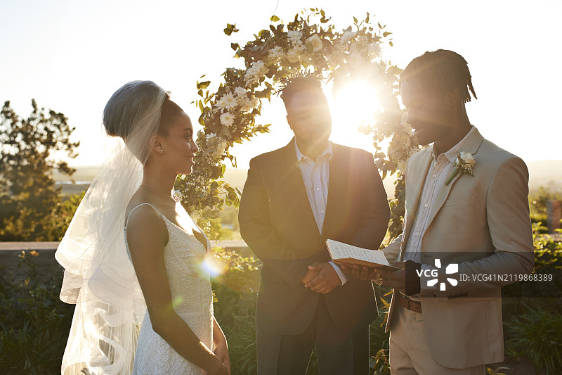 逆光：牧师与新娘新郎宣读结婚誓言图片素材