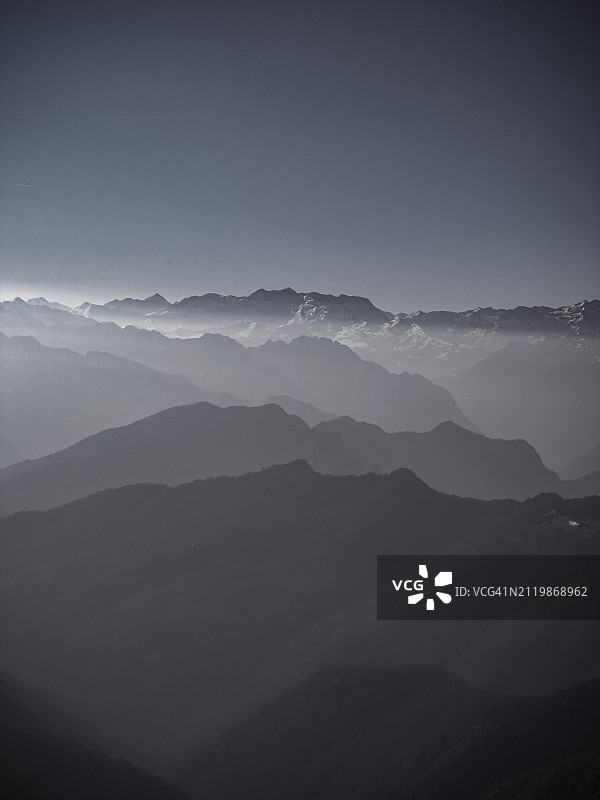 意大利皮埃蒙特瓦拉洛山区剪影图片素材