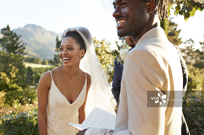 幸福的新娘和新郎在祭坛上宣读结婚誓言图片素材