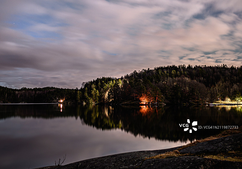 在水边篝火的人图片素材
