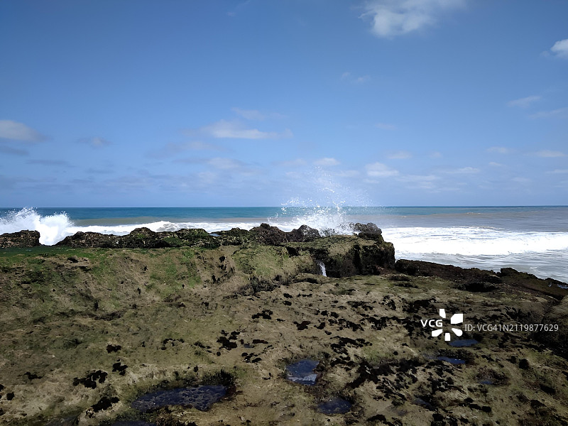 大海对着天空的美景图片素材