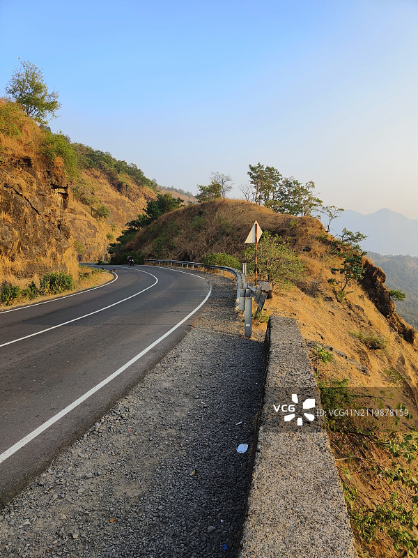 印度马哈拉施特拉邦孔坎地区树木旁的空旷道路图片素材