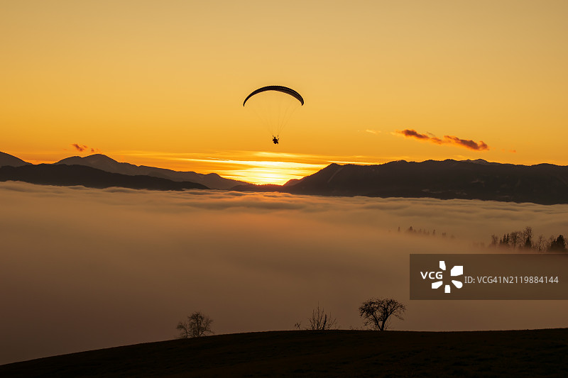 斯洛文尼亚日落时分的风景剪影图片素材