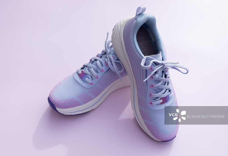 白色背景上的紫色鞋子特写图片素材