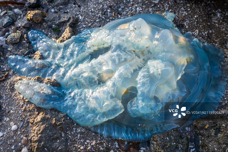 冰冻湖面的俯视图图片素材