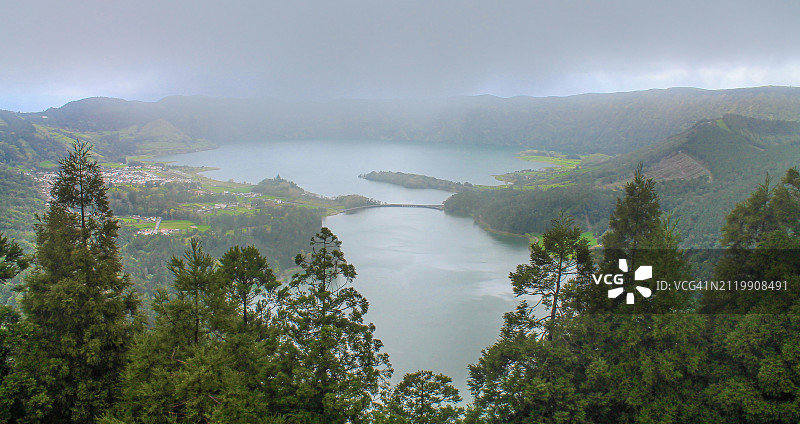 葡萄牙亚速尔群岛湖泊山脉美景图片素材