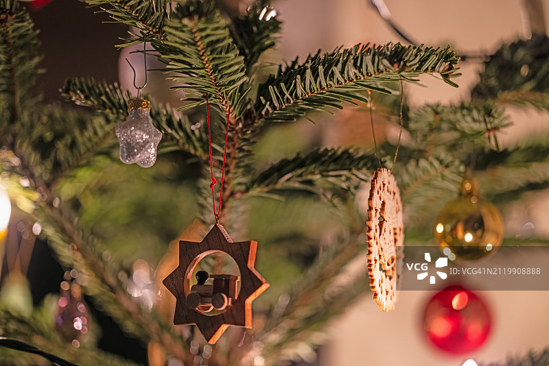 悬挂在圣诞树上的装饰品特写图片素材