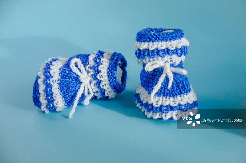 蓝色背景上的蓝色袜子特写图片素材