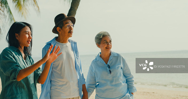 在度假时由当地女导游引导的亚洲老年夫妇。 快乐的老年人享受退休后的生活方式。图片素材