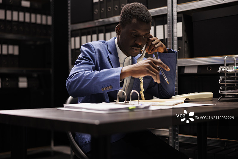 在办公室办公的商人图片素材