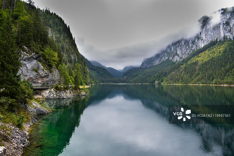 山傍天的湖景图片素材