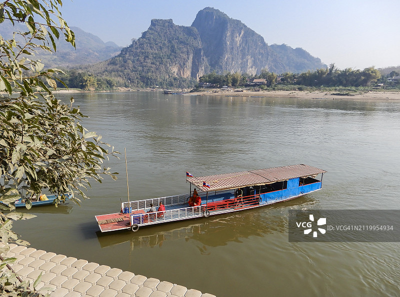 老挝湄公河沿岸的喀斯特地貌和帕乌佛洞图片素材