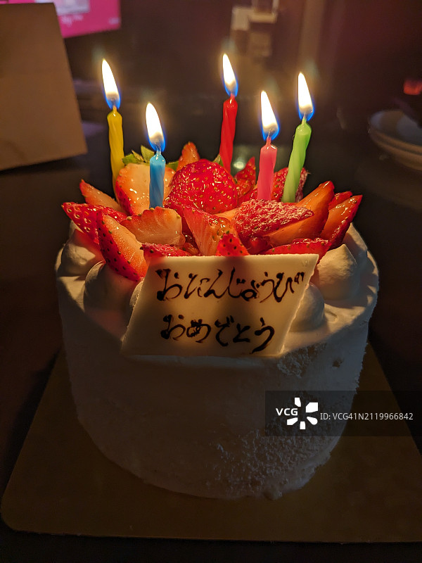 蛋糕上的生日蜡烛特写图片素材