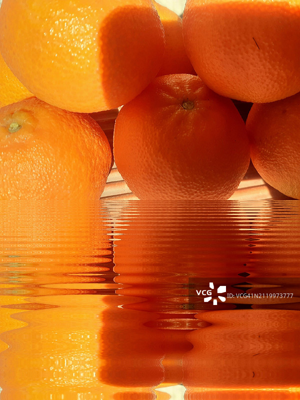 容器中橙子的特写图片素材