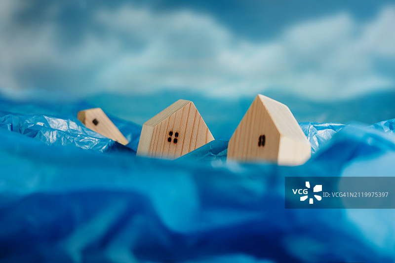 桌子上的木制小雕像特写，泰国图片素材