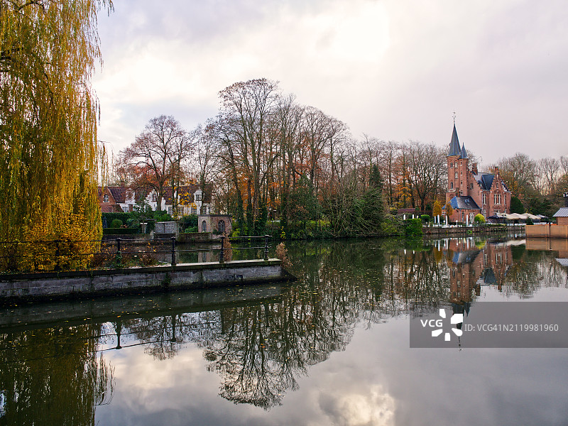 湖畔建筑的风景图片素材