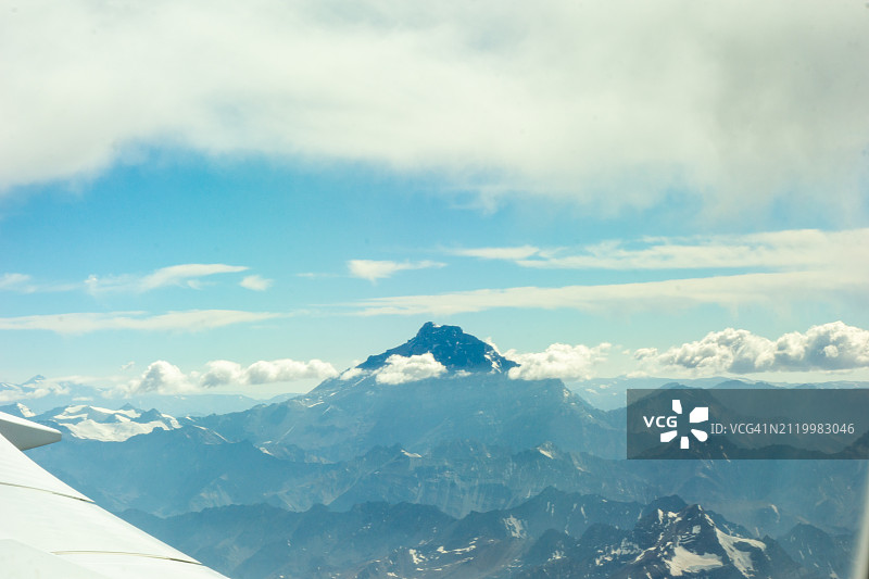 白雪皑皑的群山映衬着天空的美景图片素材