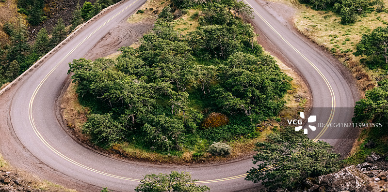 俄勒冈州树木间的道路高角度景观，美国图片素材
