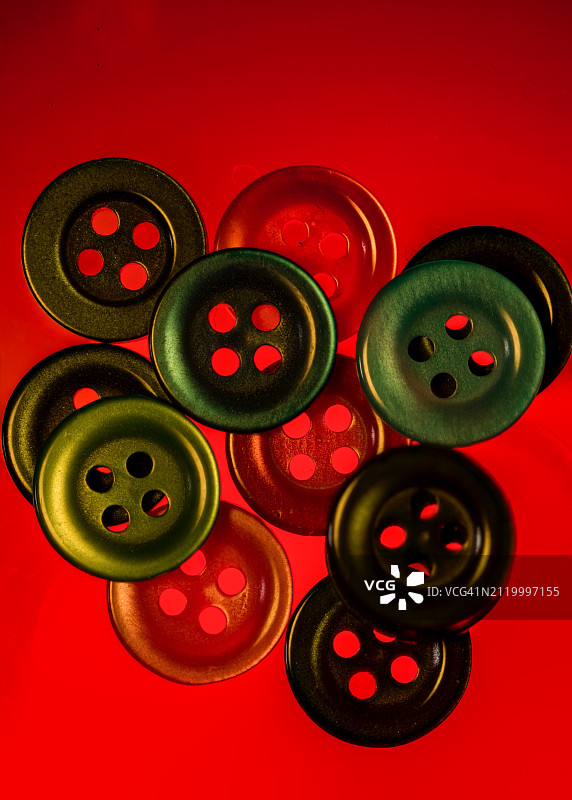 高角度拍摄：红色桌子上的纽扣图片素材