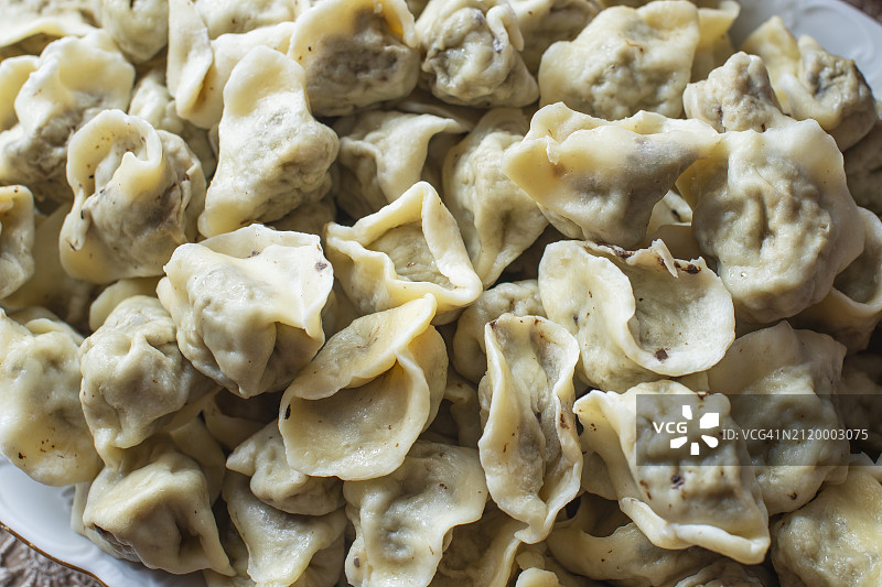 餐桌上盘中的饺子特写图片素材