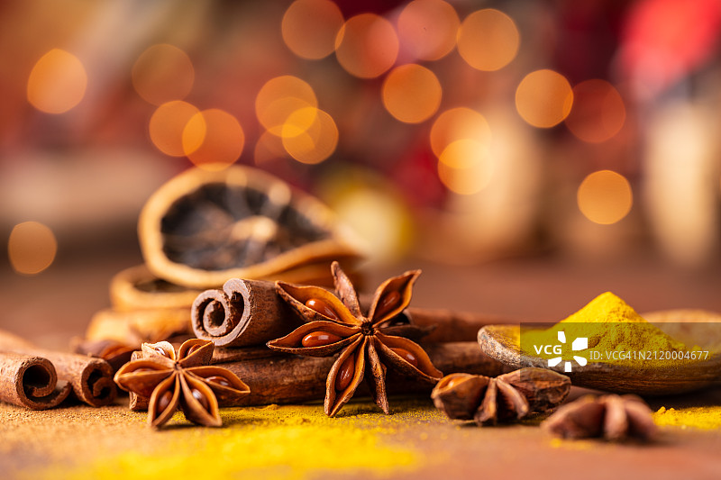 桌子上的香料特写图片素材