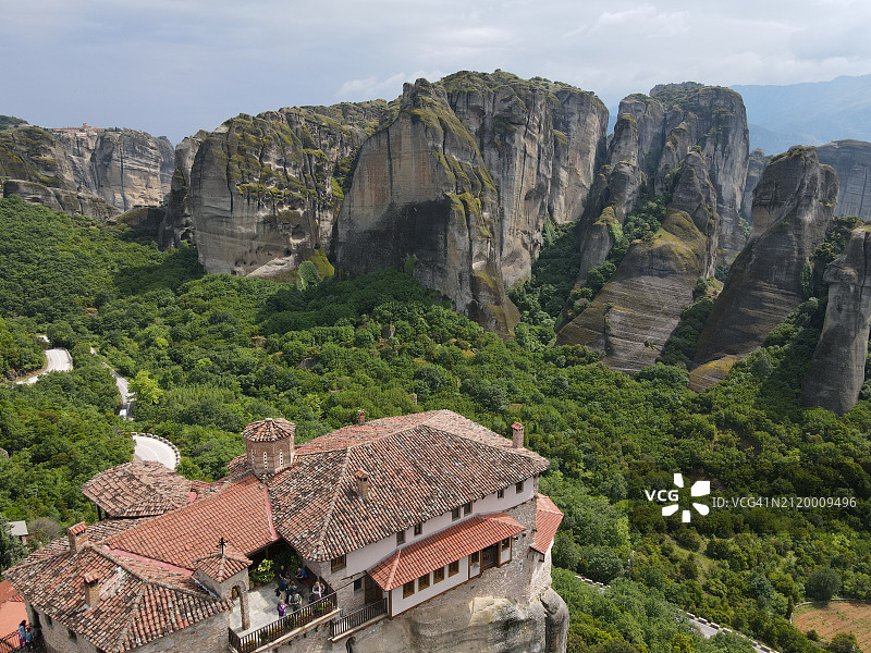 天空背景下的房屋和树木的俯视图图片素材