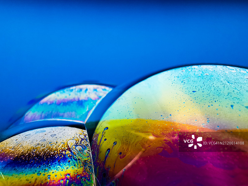 蓝色背景上的水滴特写图片素材