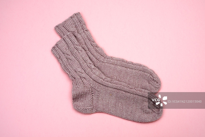 芬兰粉色背景上的针织袜子俯视图图片素材