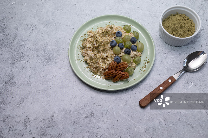 餐桌上盘子里食物的高角度视角图片素材