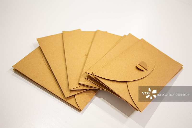 从高处拍摄的白色背景上的信封图片素材